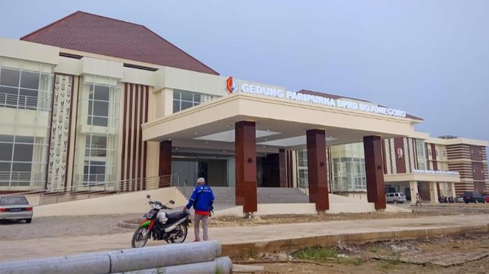 Kantor-DPRD-Bojonegoro-tampak-depan.jpg