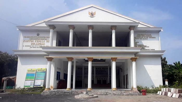 Kantor-Kepala-Desa-Bulangan-di-Gresik-yang-dibangun-dengan-megah.jpg