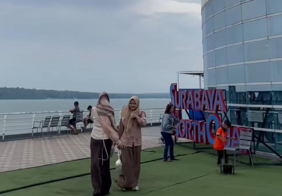 Kapal-Pesiar-Mewah-Seven-Seas-Tiba-di-Surabaya-North-Quay-Hari-Ini-Simak-Jadwalnya.jpg