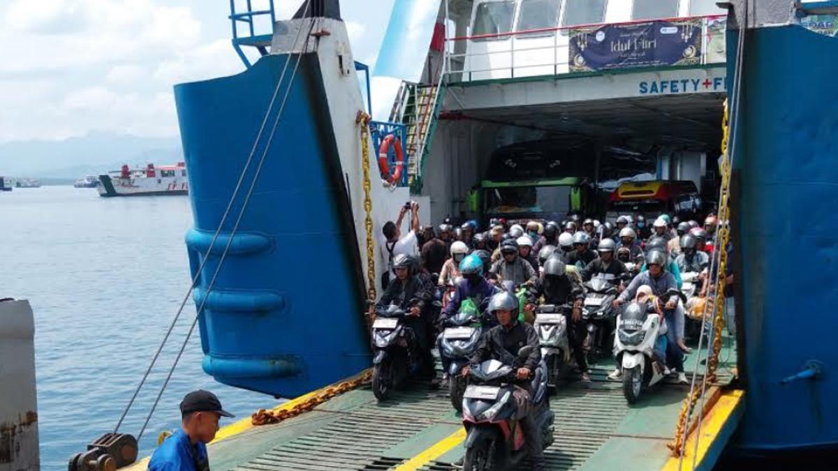 Kapal-kapal-fery-berkapasitas-besar-di-ketapang.jpg