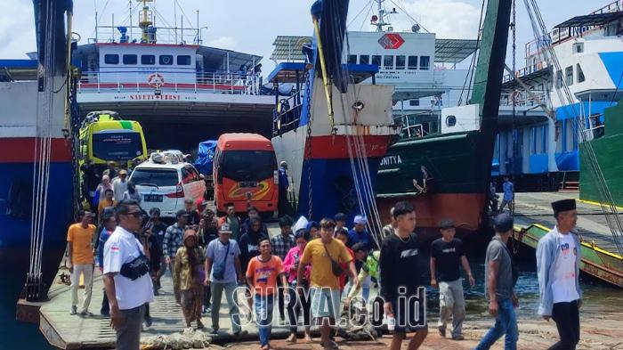 Kapal-kapal-melayani-penyebrangan-di-Pelabuhan-Ketapang-Banyuwangi.jpg