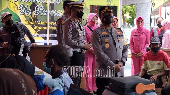 Kapolres-Blitar-Kota-AKBP-Argowiyono-mengecek-pelayanan-vaksinasi.jpg
