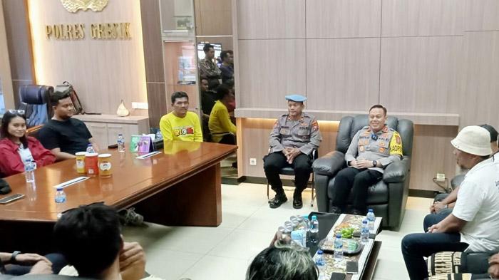 Kapolres-Gresik-AKBP-Adhitya-Panji-Anom-bertemu-dengan-perwakilan-Ultras-Gresik-dan-PN-SSI.jpg