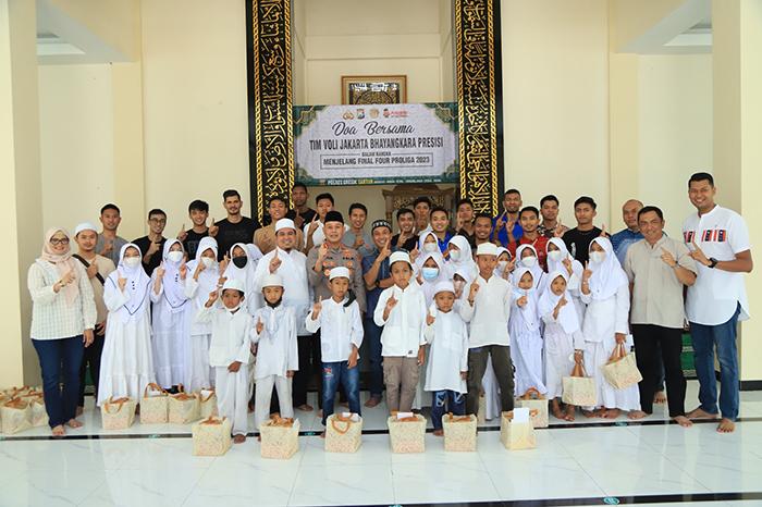 Kapolres-Gresik-AKBP-Adhitya-Panji-Anom-dan-manager-tim-Jakarta-Bhayangkara-Presis.jpg