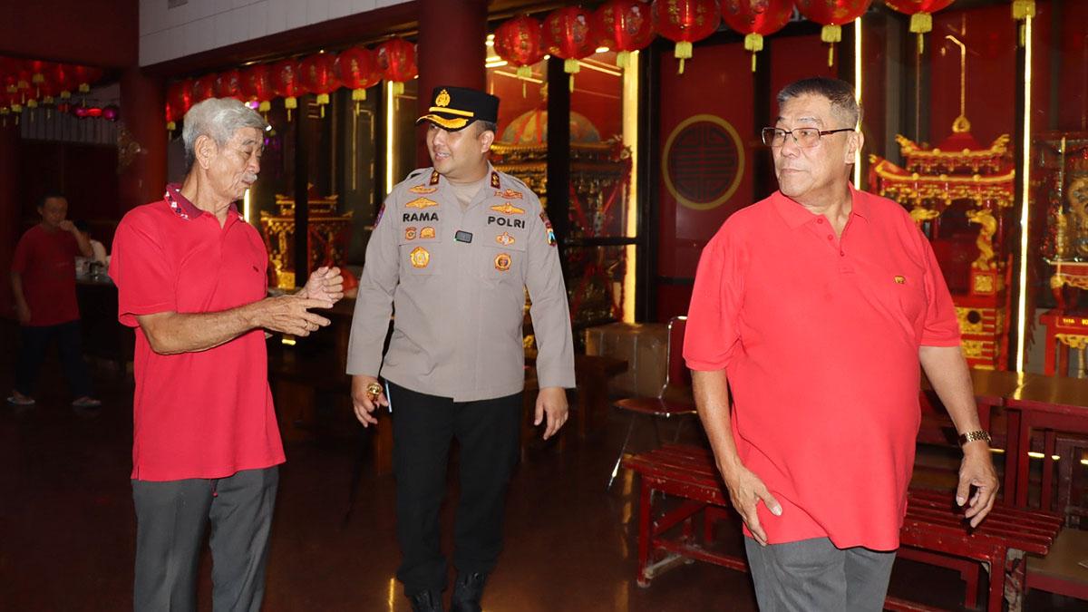 Kapolres-Gresik-AKBP-Ramadhan-Nasution-saat-meninjau-Klenteng-Kim-Hin-Kiong.jpg