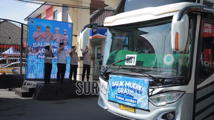 Kapolres-Jember-AKBP-Hery-Purnomo-berangkatkan-ratusan-warga.jpg