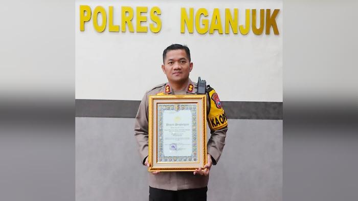 Kapolres-Nganjuk-AKBP-Siswantoro-menerima-piagam-penghargaan-nilai-IKPA-terbaik.jpg