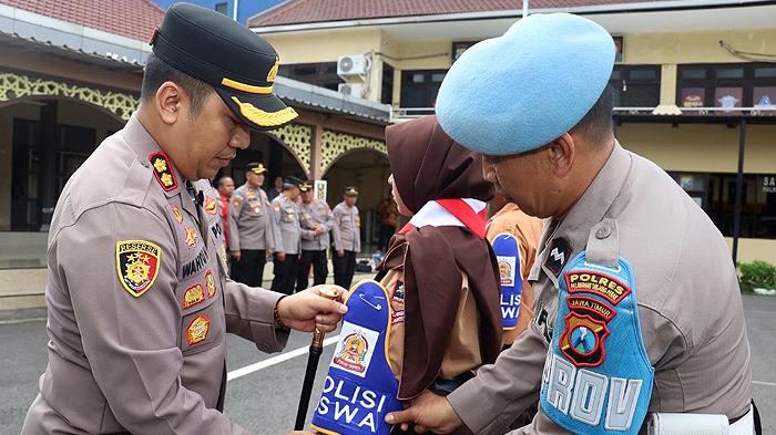 Kapolres-Pelabuhan-Tanjung-Perak-AKBP-Wahyu-Hidayat-mengukuhkan-puluhan-Polisi-Siswa.jpg