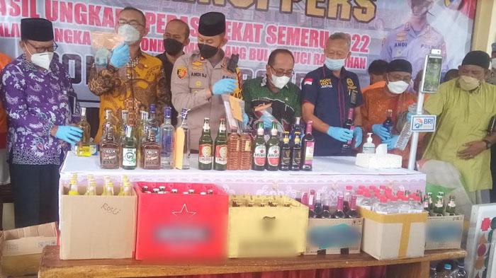 Kapolres-Situbondo-AKBP-Andi-Sinjaya-saat-merilis-hasil-operasi-miras.jpg