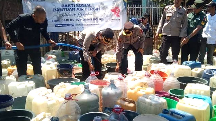 Kapolres-Situbondo-bantu-air-bersih.jpg