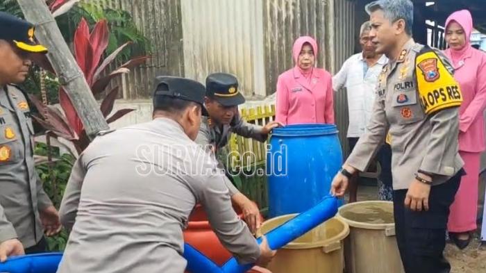 Kapolres-Trenggalek-AKBP-Indra-Ranu-Dikarta-Menyalurkan-Bantuan-Air-Bersih-3.jpg