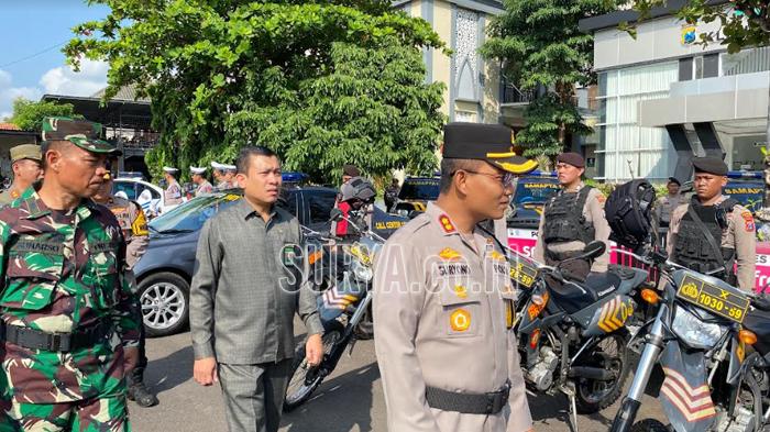 Kapolres-Tuban-AKBP-Suryono-saat-mengecek-kesiapan-personel.jpg
