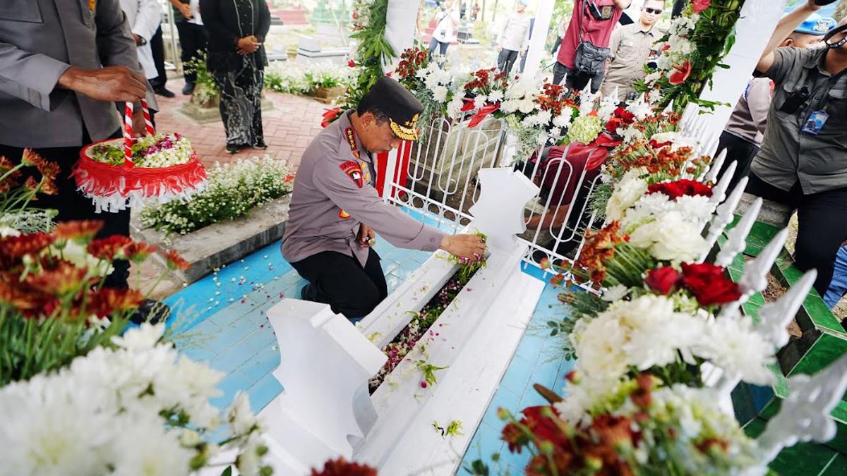 Momen Kapolri Jenderal Listyo Sigit Prabowo Ziarah Makam Marsinah di Nganjuk