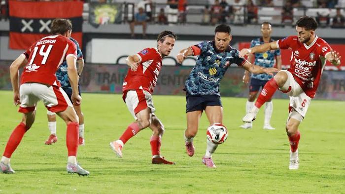 Kapten-Madura-United-Lulinha-dikepung-pemain-Bali-United.jpg