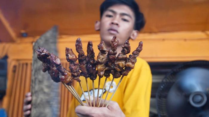 Karyawan-membakar-sate-kambing-di-Warung-Sate-Bang-Salehjpg.jpg