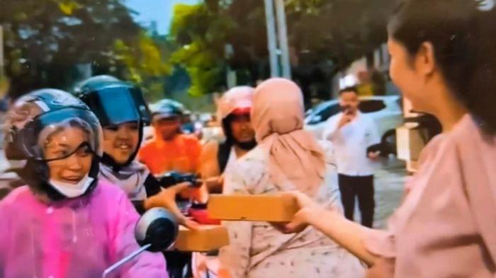 Karyawati-BRI-BO-HR-Muhammad-saat-membagikan-takjil-pada-pengendara-di-depan-kantornya.jpg
