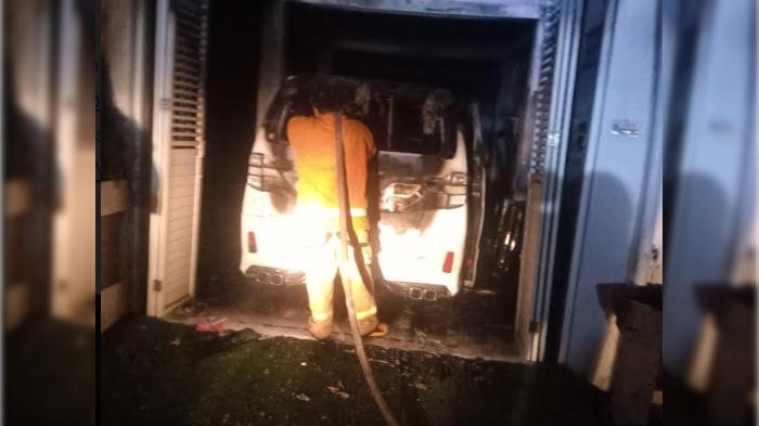 BREAKING NEWS Alphard Milik Penyanyi Wandra Terbakar saat Diparkir di Garasi, Kerugian Rp 750 Juta
