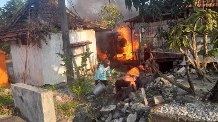 Detik-detik Mobil Terbakar di Sugio Lamongan, Diduga Dipicu Arus Pendek Listrik