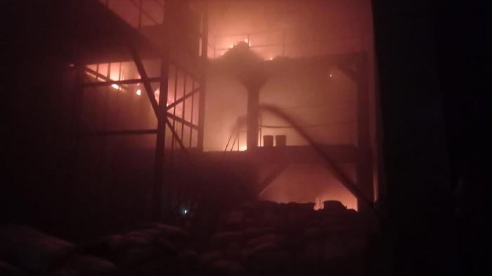 BREAKING NEWS Kebakaran Gudang di Driyorejo Gresik, Lima Mobil Damkar Diturunkan