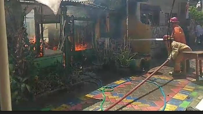 BREAKING NEWS Tiga Rumah Ludes Terbakar di Gresik, Bermula saat Tetangga Lihat Kepulan Asap