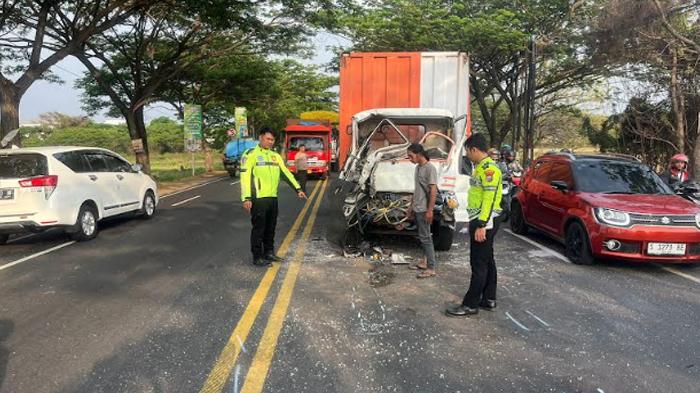 KRONOLOGI Tabrakan Adu Banteng Truk Box dan Mobil Pikap di Duduksampeyan Gresik