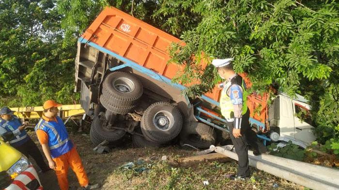 Kecelakaan-Tol-Satelit-Dupak-KM-6600B-Selasa-2092022.jpg