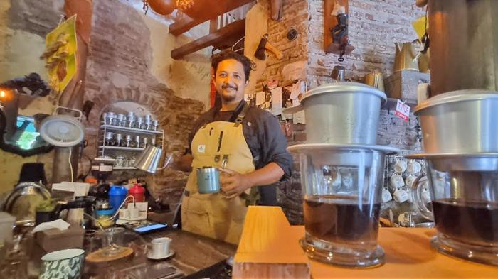 Kedai-Peti-Kopi-di-Jalan-Nyai-Ageng-Arem-Arem-Gresik.jpg