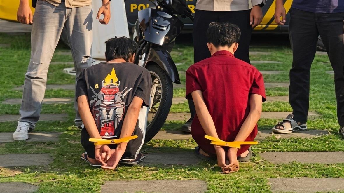 Kedua-maling-motor-diamankan-di-Mapolsek-Gresik-Jatim.jpg