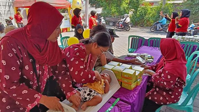 Kegiatan-Posyandu-di-Alfamart-Kaliwaron-Surabaya.jpg