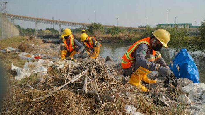 Kegiatan-bersih-bersih-lingkungan-di-sekitar-pantai-dekat-Pelabuhan.jpg