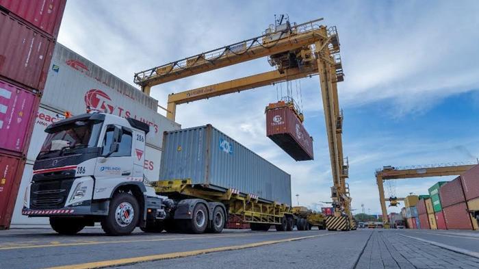 Arus Peti Kemas Internasional di Terminal Petikemas Surabaya Tetap Tumbuh Positif di Semester I/2025