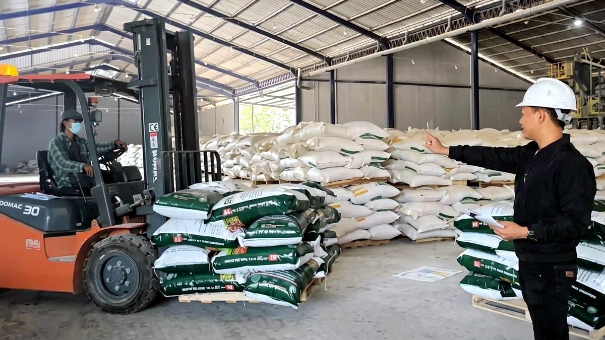 Kegiatan-di-gudang-pupuk-milik-NPGF.jpg
