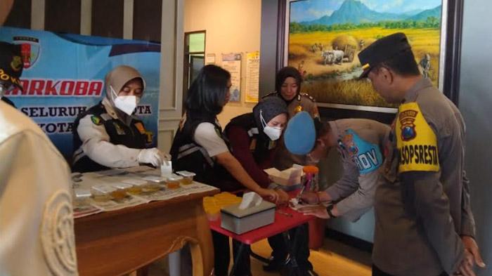 Kegiatan-pelaksanaan-tes-urine-yang-diikuti-oleh-32-personil.jpg