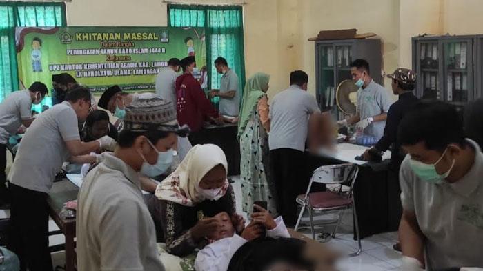 Kegiatan-sunat-massal-di-Kemenag-Lamongan-dalam.jpg