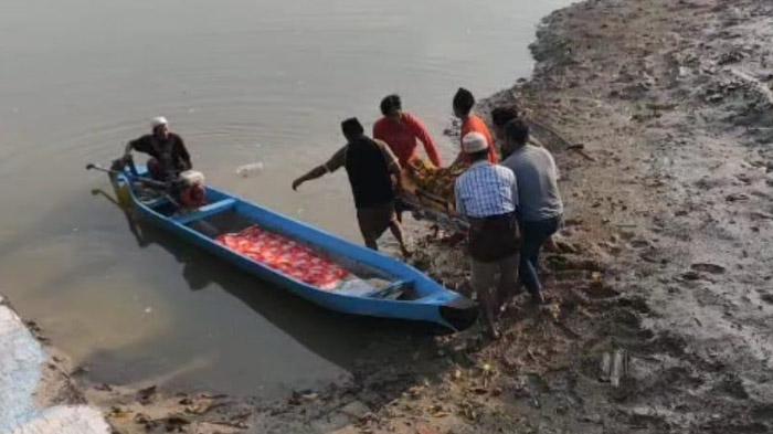 Terkendala Transportasi, Warga Sampang Angkut Jenazah Kerabatnya Pakai Perahu Nelayan