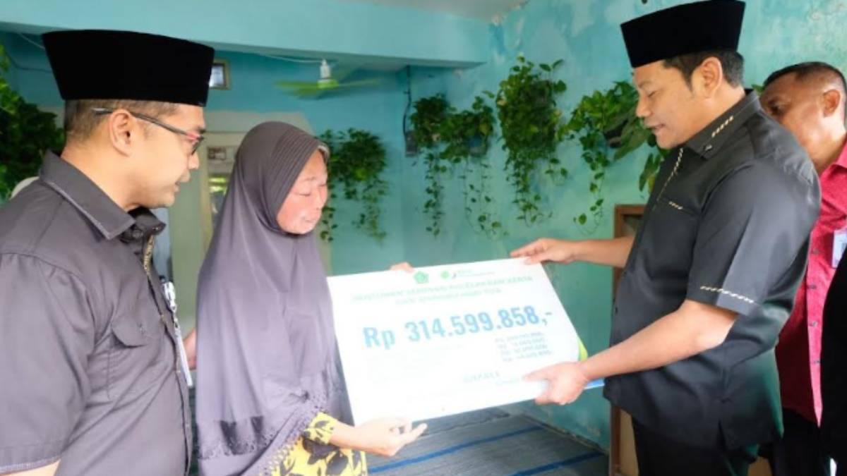 Keluarga-almarhum-menerima-santunan-sebesar-Rp-314599858.jpg