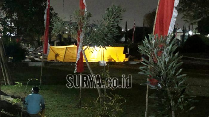 Pembongkaran Makam Mantan Wali Kota Batu Eddy Rumpoko, Dihadiri Istri dan Keluarga