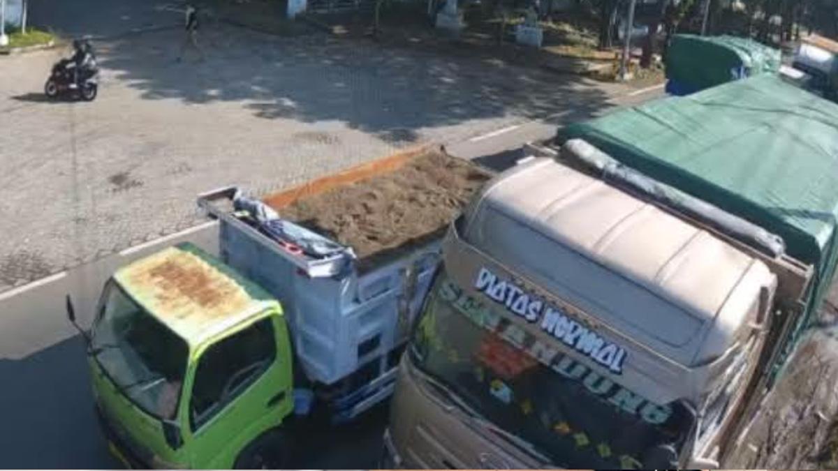 Dampak Cuaca Buruk, Jalur Menuju Pelabuhan Ketapang Banyuwangi Macet