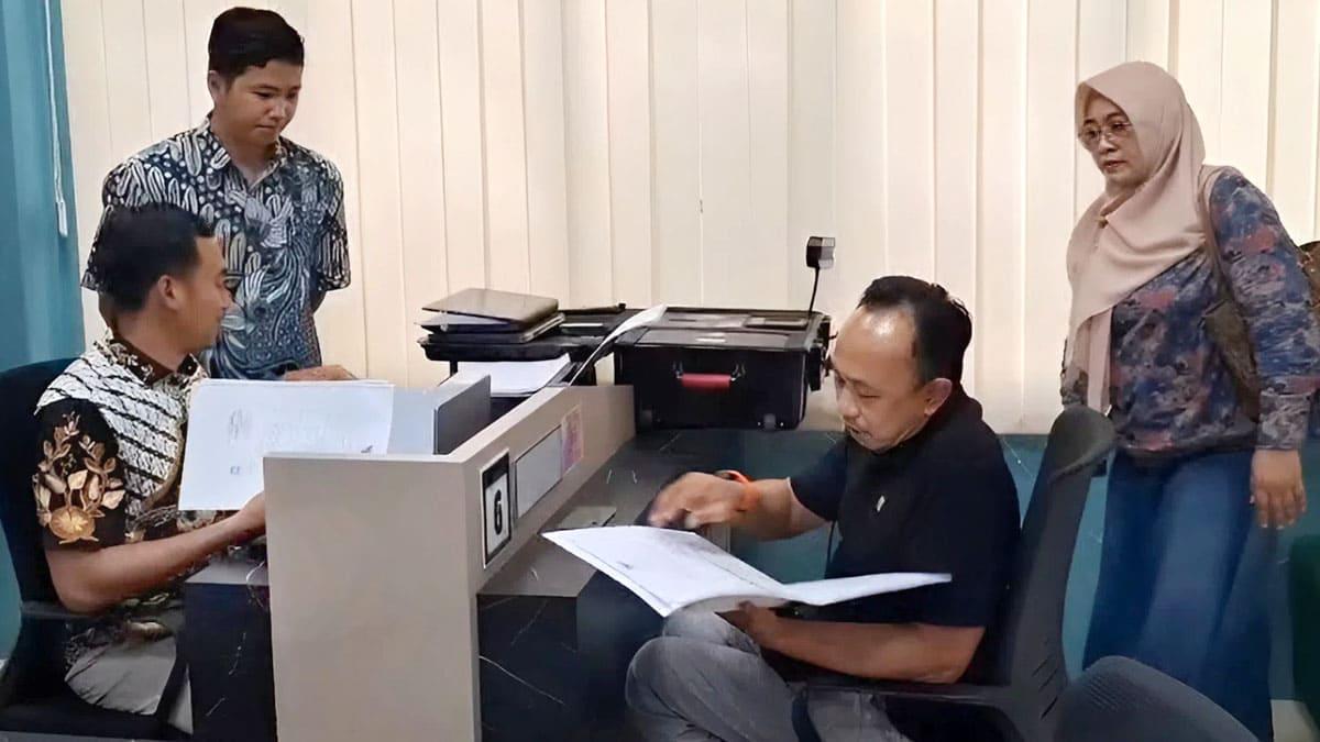 Kepala-BKPSDM-Gresik-Agung-Endro-Utomo-melapor-ke-Mapolres-Gresik-Jatim.jpg