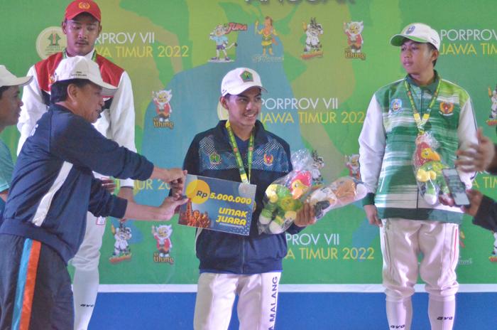Kepala-Bidang-Organisasi-KONI-Kota-Malang-Firmansyah-depan-kanan.jpg