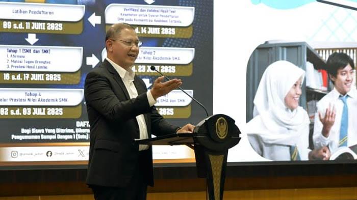 Kepala-Dindik-Jatim-Aries-Agung-Paewai-menjelaskan-sistem-SPMB-2025.jpg