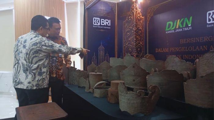 Kepala-Kanwil-DJKN-Jawa-Timur-Arik-Hariyono-menunjukkan-kepada-CEO-BRI-Region-Malang-Arie.jpg