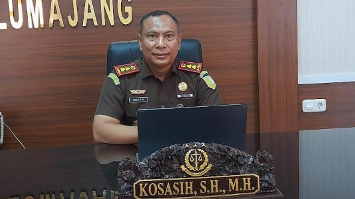 Kepala-Kejaksaan-Negeri-Lumajang-Kosasih-ketika-dikonfirmasi.jpg