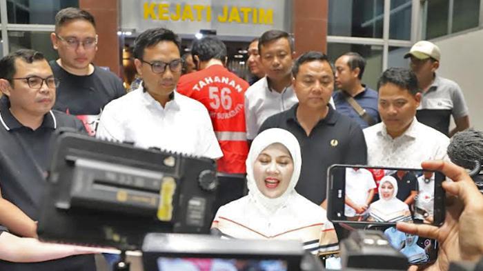 Kepala-Kejati-Jatim-Mia-Amiati-saat-menggelar-konferensi-pers.jpg