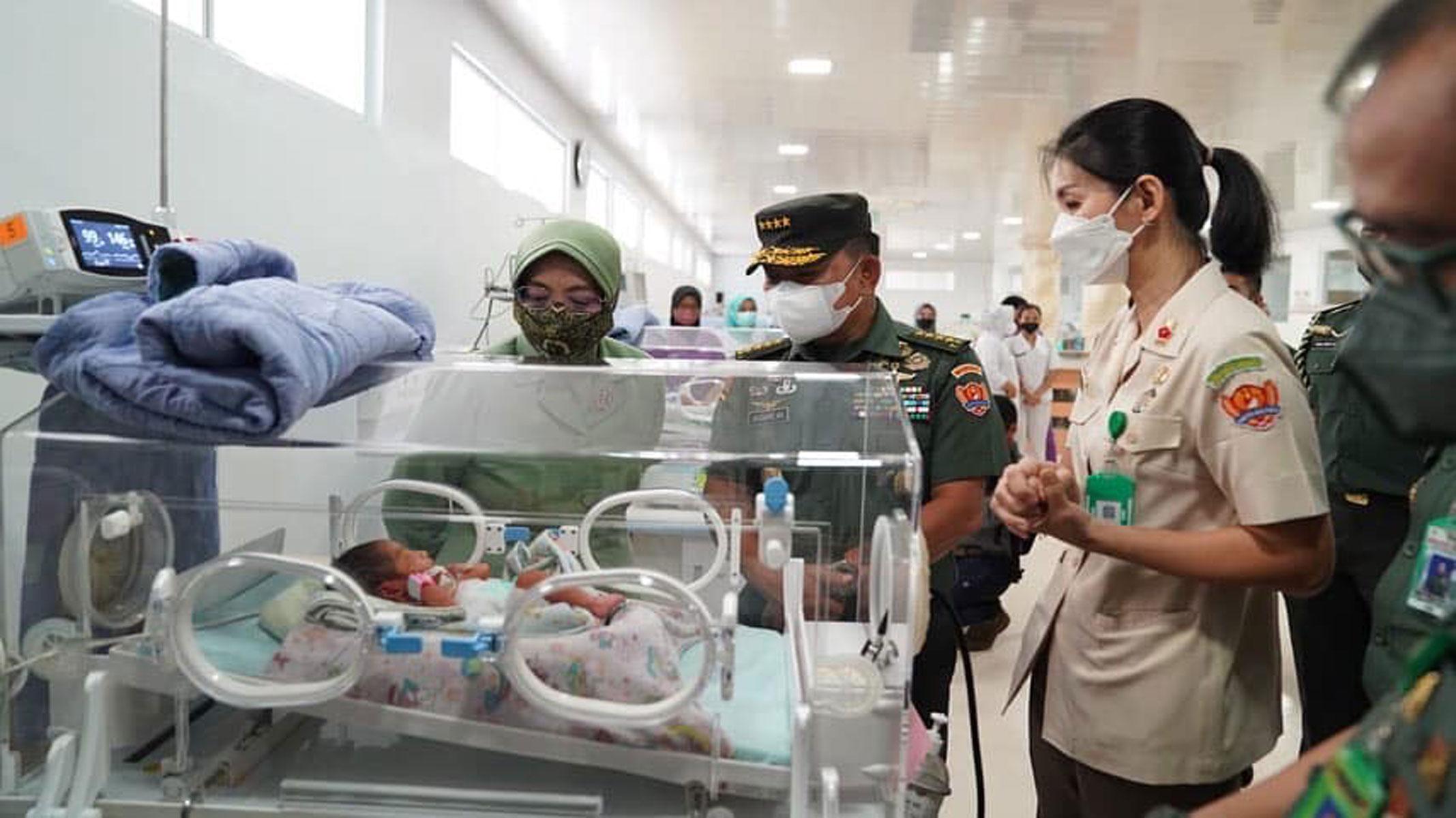 Kepedulian-Jenderal-Dudung-di-Tengah-Kesibukannya-Masih-Sempatkan-Jenguk-Anak-Prajuritnya-di-RS.jpg