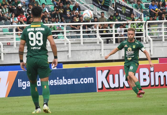 Kepten-Persebaya-Surabaya-Ze-Valente-kanan-dan-Bruno-Moreira.jpg