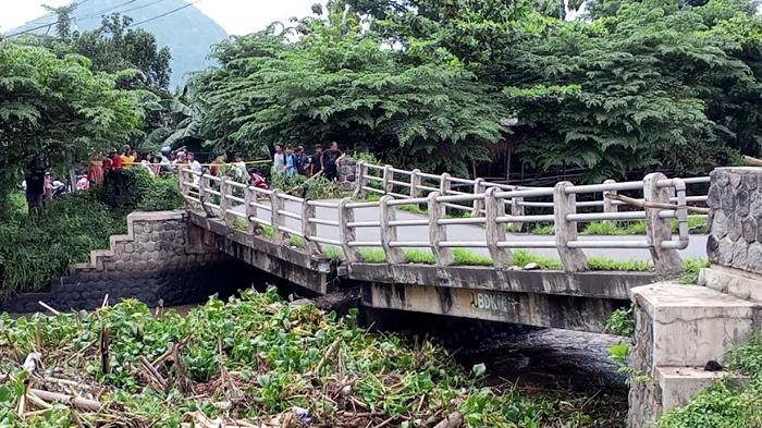 Sampah dari Kalidawir Nyaris Memutus Jembatan Junjung Tulungagung, Sejumlah Tanggul Terancam Jebol