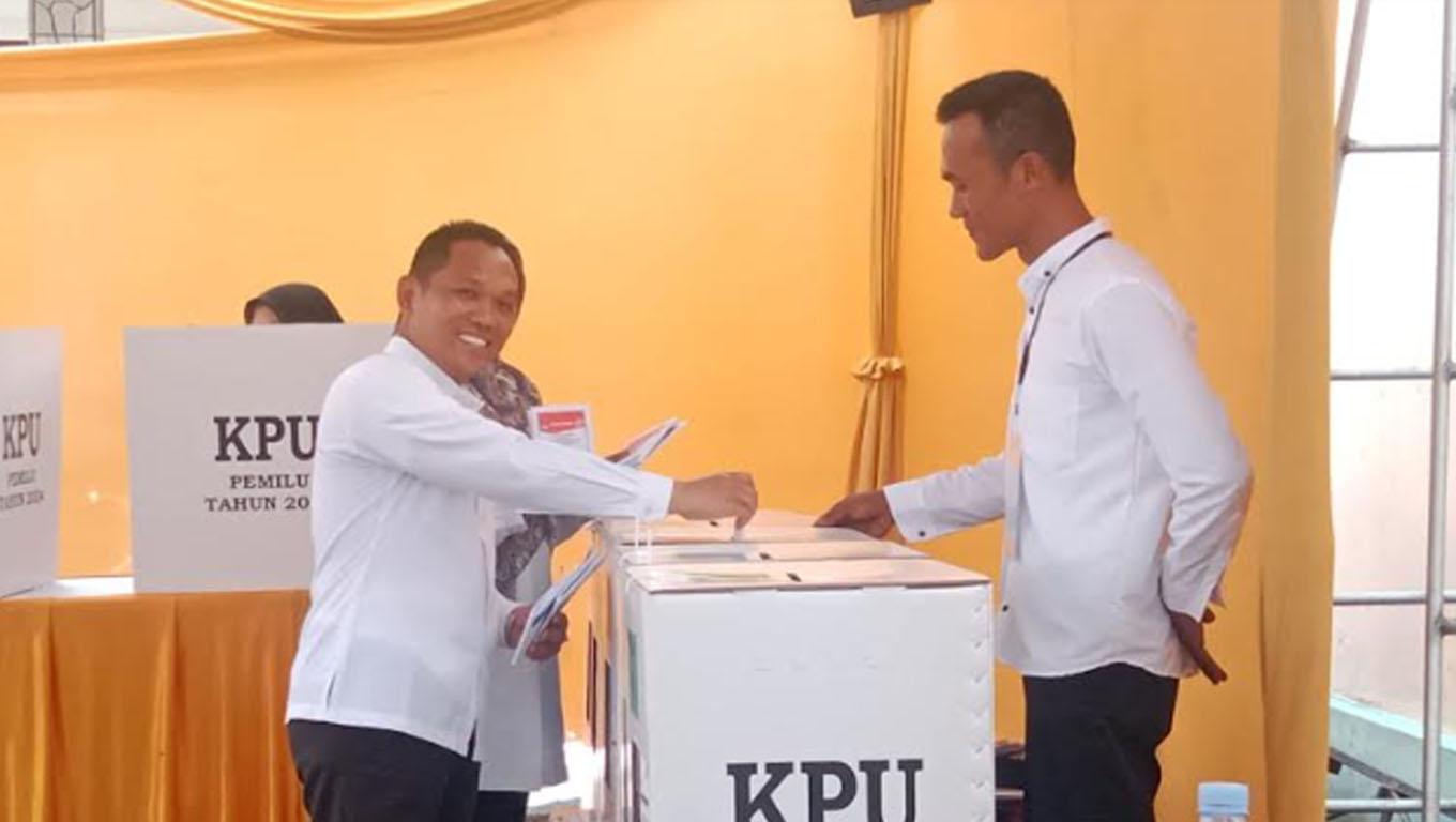 Ketua-AMIN-Jatim-antre-nyoblos.jpg