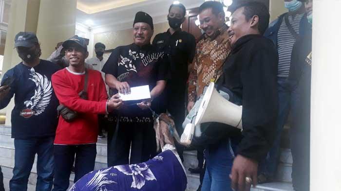 Ketua-DPRD-Gresik-menerima-domba-dari-dari-aliansi-masyarakat-Gresik.jpg