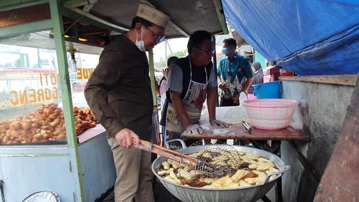 Ketua-DPRD-bantu-minyak-goreng-untuk-PKL-Pasuruan.jpg